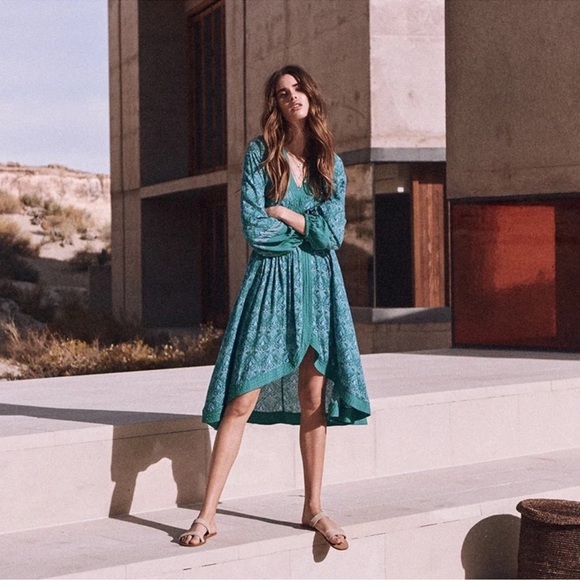 Spell Dresses & Skirts - NWT Spell & the Gypsy Collective Emerald Jewel Soiree
Midi Dress M